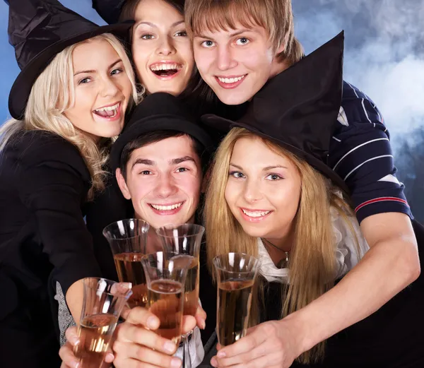 Skupina mladých v nočním klubu. — Stock fotografie
