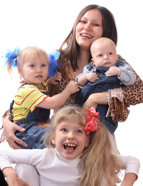 Счастливая семья с тремя детьми . — стоковое фото