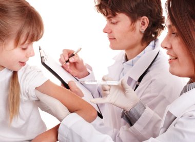 Doktor çocuk aşı enjekte.
