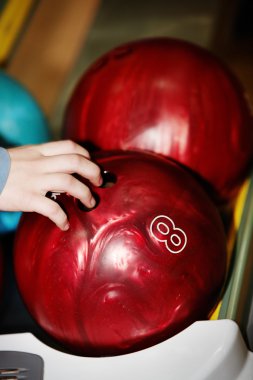 Grup kırmızı bowling topu.