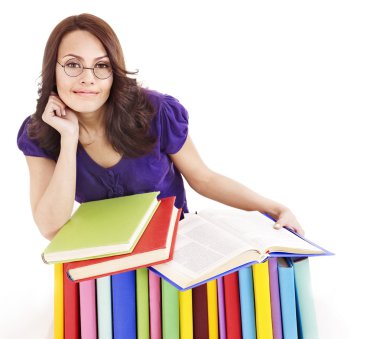 yığın kitap ile gözlüklü kız .