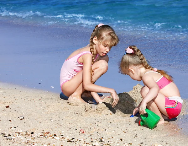 Děti si hrají na pláži. — Stock fotografie