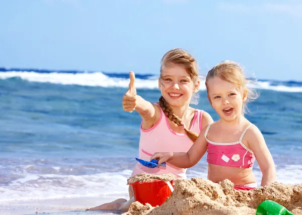 Dzieci bawiące się na plaży. — Zdjęcie stockowe