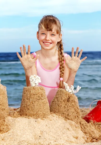 Дитина грає на пляжі . — стокове фото