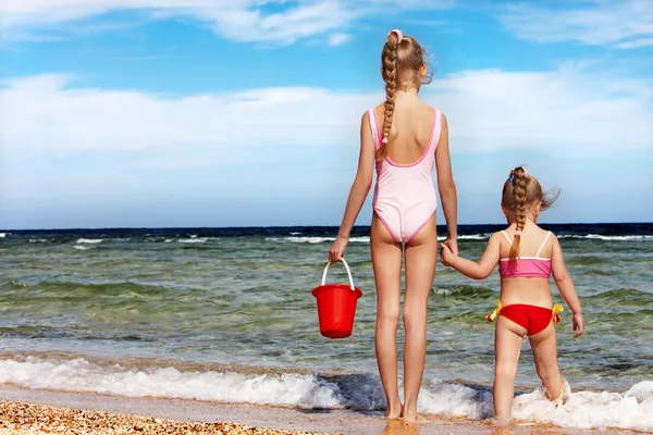 Діти тримають руки, ходять на пляжі . — стокове фото