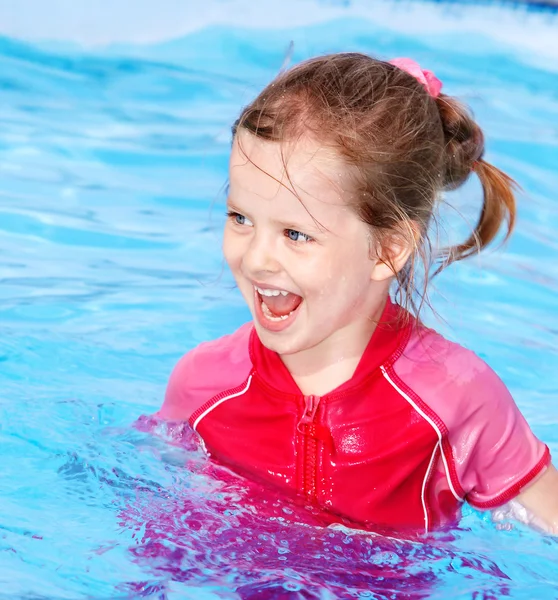 Kind schwimmt im Pool. — Stockfoto