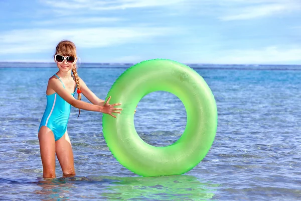 Criança segurando anel inflável .. — Fotografia de Stock