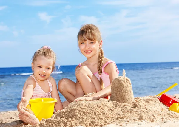 Crianças brincando na praia . — Fotografia de Stock