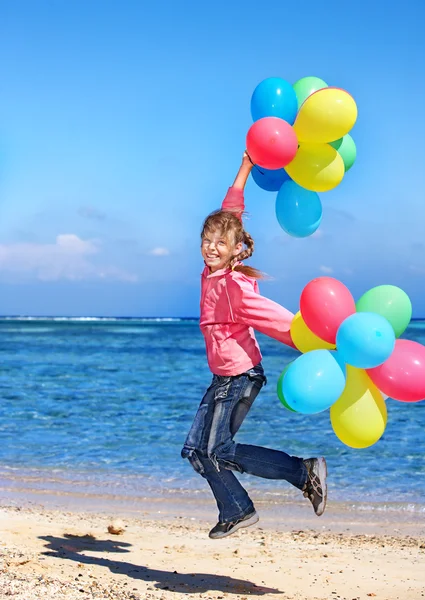 Enfant jouant avec des ballons à la plage — Photo