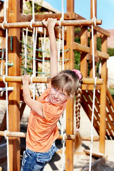 Dziecko wspinaczki na slajdzie. — Zdjęcie stockowe