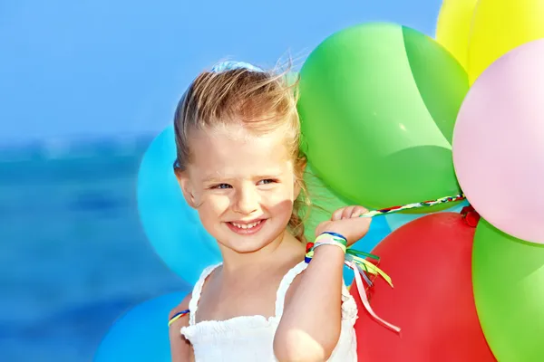 Niño jugando con globos  . — Foto de Stock