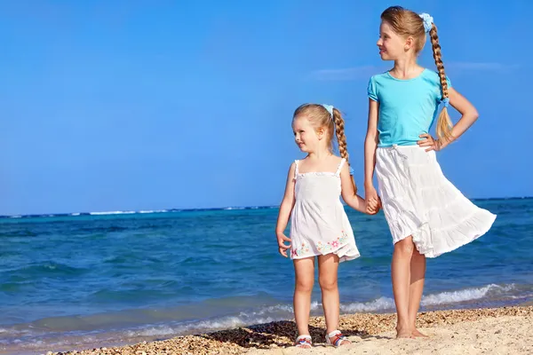 Děti drží za ruce, chůze na pláž. — Stock fotografie