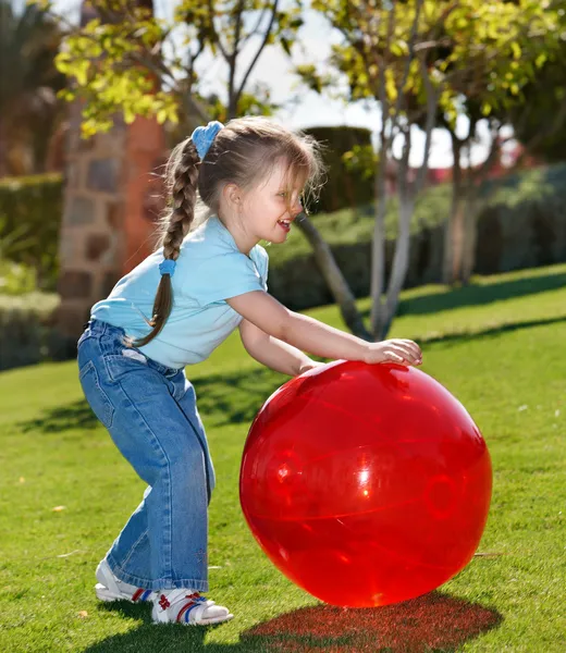 Μικρό κορίτσι παιχνίδι με μπάλα στο πάρκο — Φωτογραφία Αρχείου