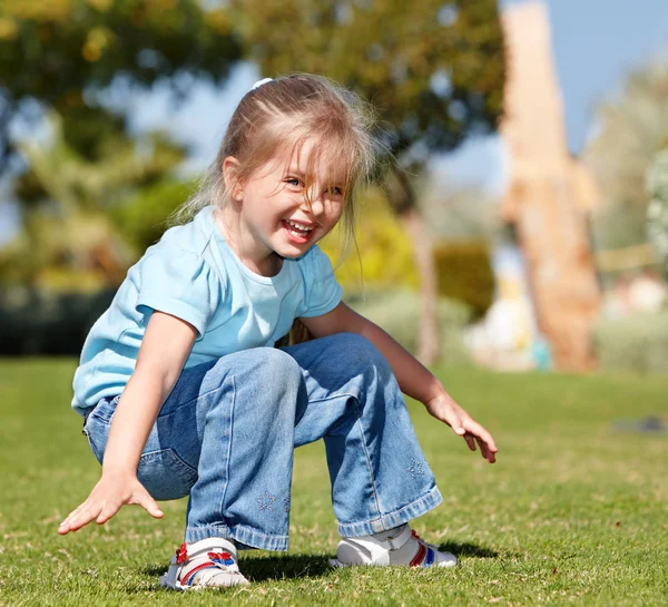 Spel van het kind in het park — Stockfoto