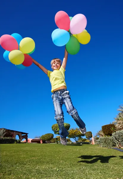 Criança brincando com balões no parque . — Fotografia de Stock