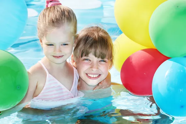 Bambini che giocano con palloncini in piscina . — Foto Stock