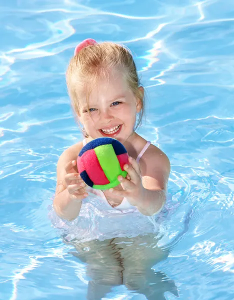 Kind zwemmen in zwembad. — Stockfoto