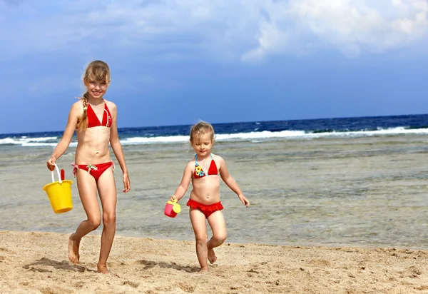 Děti si hrají na pláži. — Stock fotografie