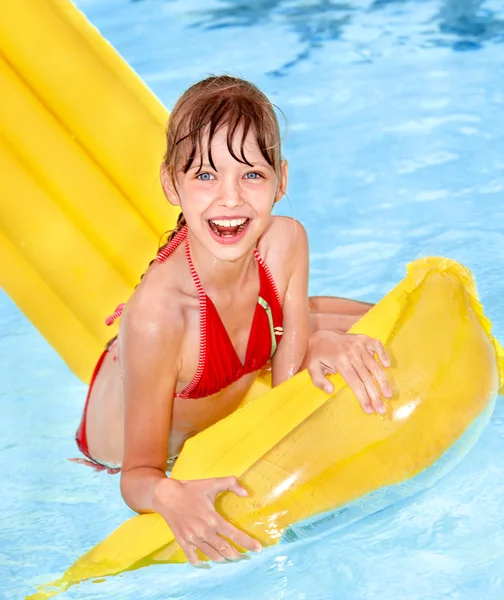 Dziecko pływać na plaży nadmuchiwany materac. — Zdjęcie stockowe