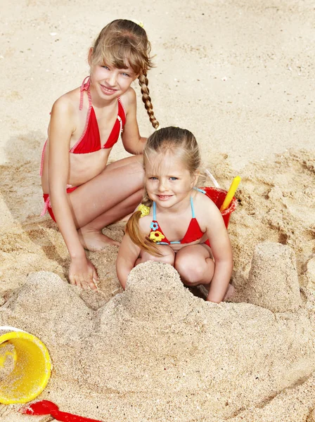 Bambini che giocano nella sabbia — Foto Stock