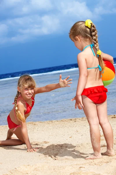 Enfants jouant sur la plage . — Photo