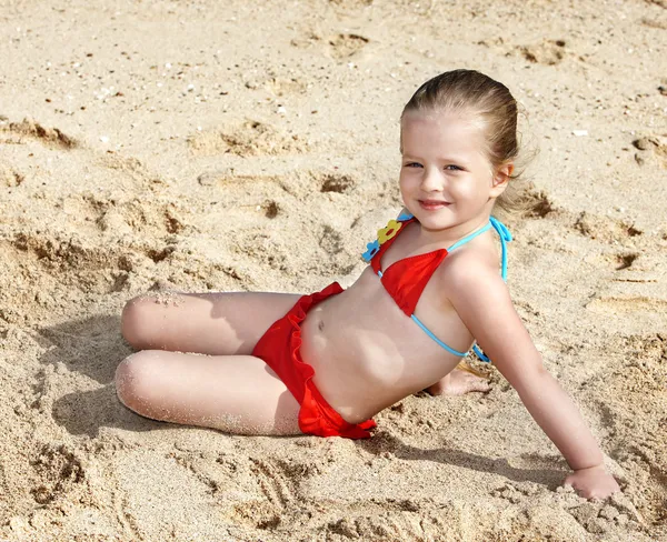Enfant jouant dans le sable . — Photo