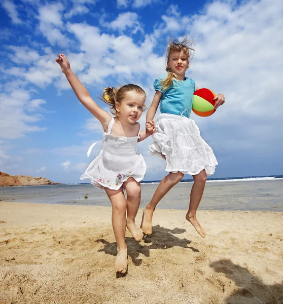 Barn som leker på stranden. — Stockfoto