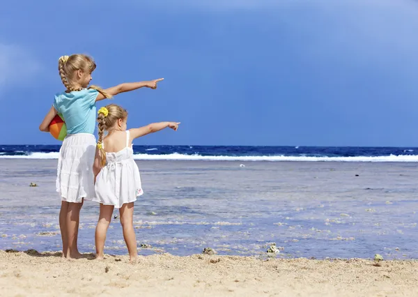 Bambini che giocano sulla spiaggia . — Foto Stock