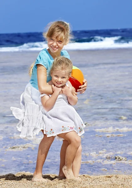 Barn som leker på stranden. — Stockfoto