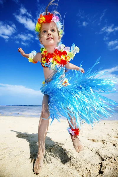 Niño jugando en la playa. —  Fotos de Stock