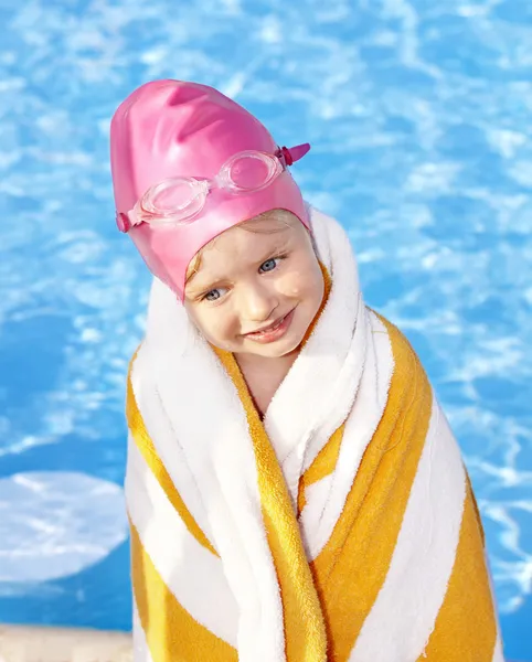 Kind schwimmt im Pool. — Stockfoto