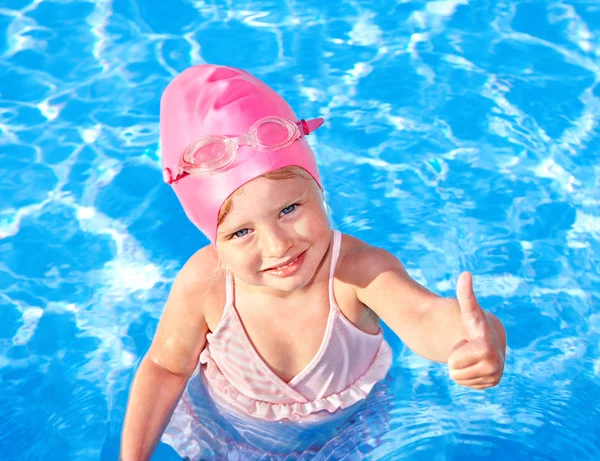 プールで泳いでいる子供. — ストック写真
