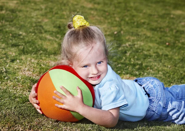 Criança brinca com bola no parque — Fotografia de Stock