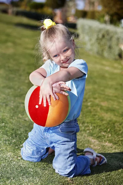 Kind spelen met de bal in het park — Stockfoto