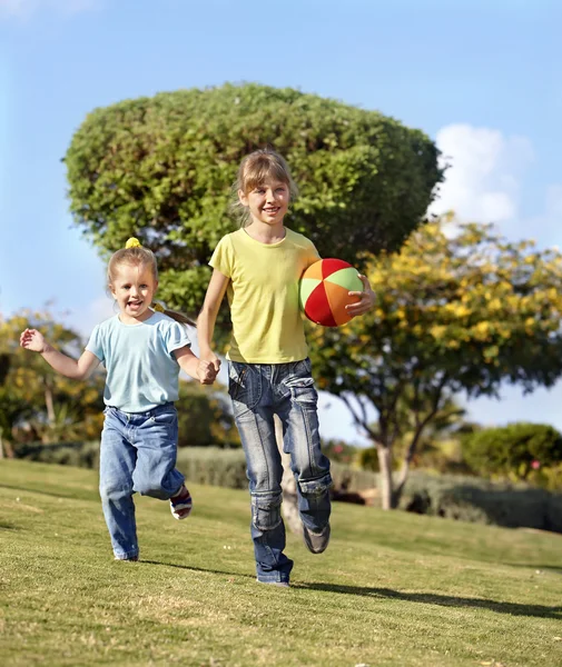 Kinderen die in het park rennen. — Stockfoto