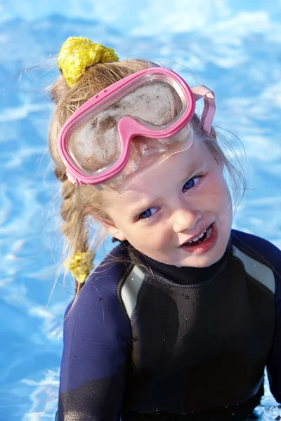 Ребенок в бассейне учится плавать с маской . — стоковое фото