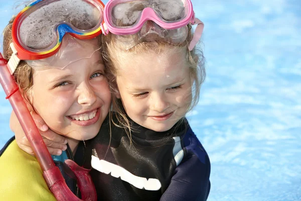 Τα παιδιά στην πισίνα εκμάθησης κολύμβηση με αναπνευστήρα. — Φωτογραφία Αρχείου