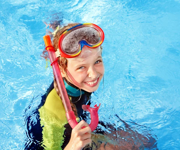 Kind in zwembad leren snorkelen. — Stockfoto