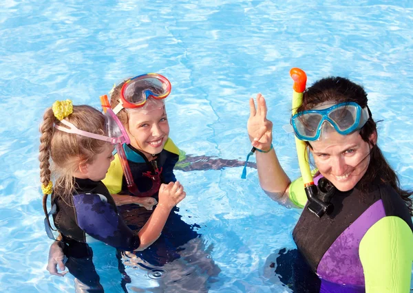 Crianças em piscina aprendendo snorkeling . — Fotografia de Stock