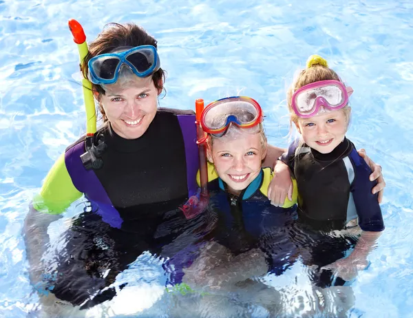Kinderen met moeder in zwembad. — Stockfoto