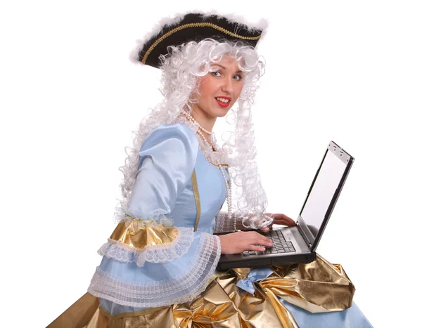 Frau im antiken Kleid mit Laptop. — Stockfoto