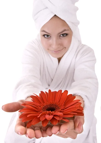 Κορίτσι με το κόκκινο λουλούδι στο σπα. θέρετρο υγείας. — Φωτογραφία Αρχείου