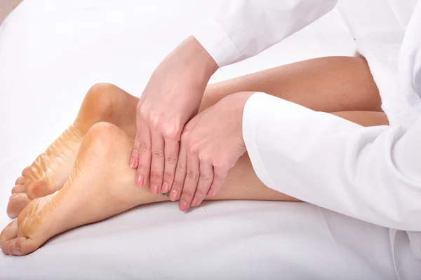 Massage av kvinnliga ben. — Stockfoto