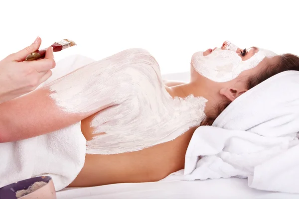 Kosmetikerin tragen Maske auf Mädchen auf. Massage. — Stockfoto