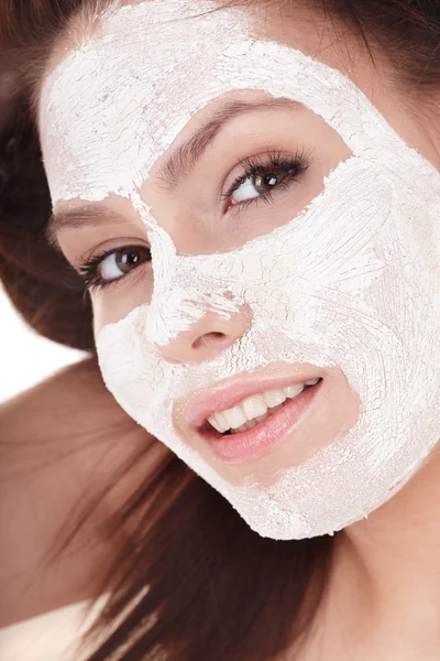 Meisje met klei gezichtsmasker. — Stockfoto