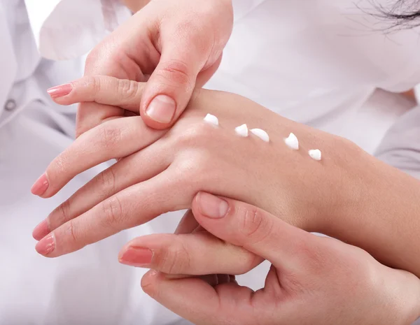 Kosmetolog massage hand. — Stockfoto