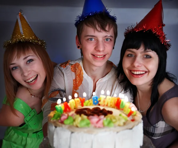 Grupp tonåringar med kaka fira födelsedagen. — Stockfoto