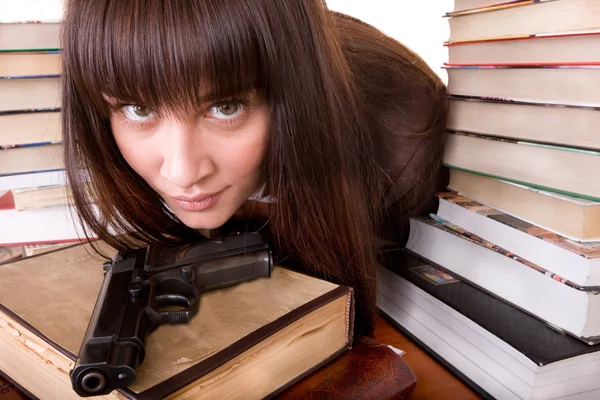 Menina com heap book e arma . — Fotografia de Stock