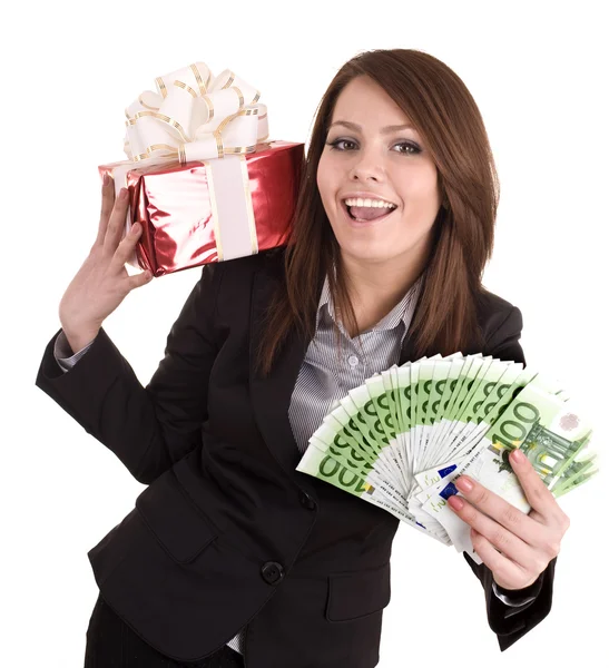 Γυναίκα των επιχειρήσεων με χρήματα, κόκκινο κουτί Χριστούγεννα. — Φωτογραφία Αρχείου