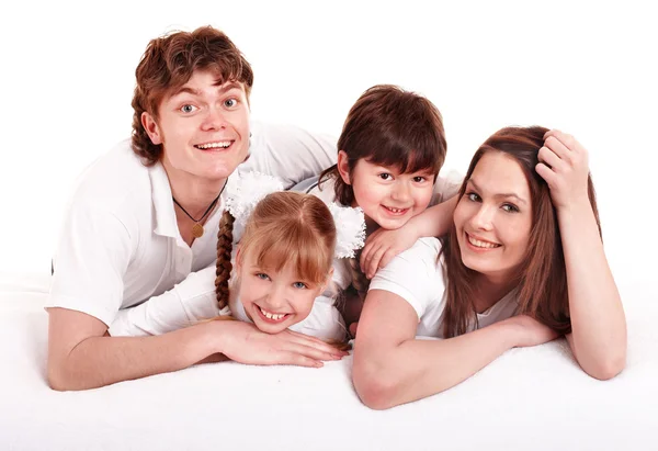 Šťastná rodina a skupina dětí. — Stock fotografie